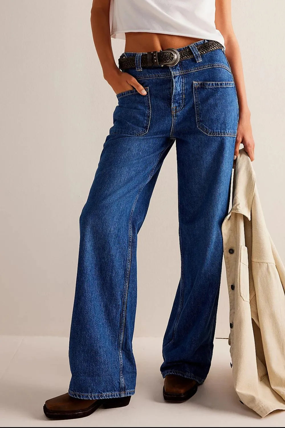 Jeans wide leg con bolsillos