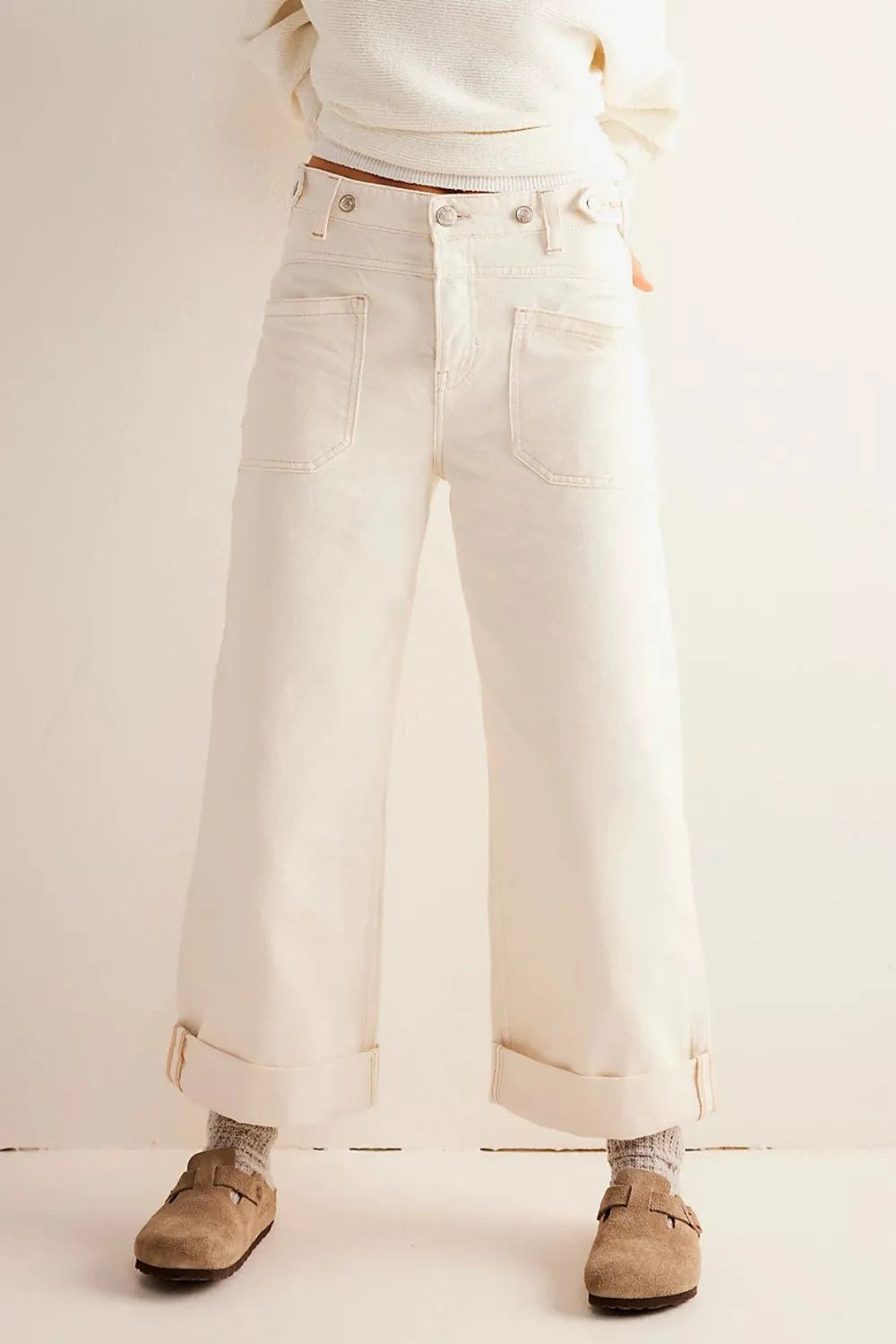 Jeans wide leg con bolsillos