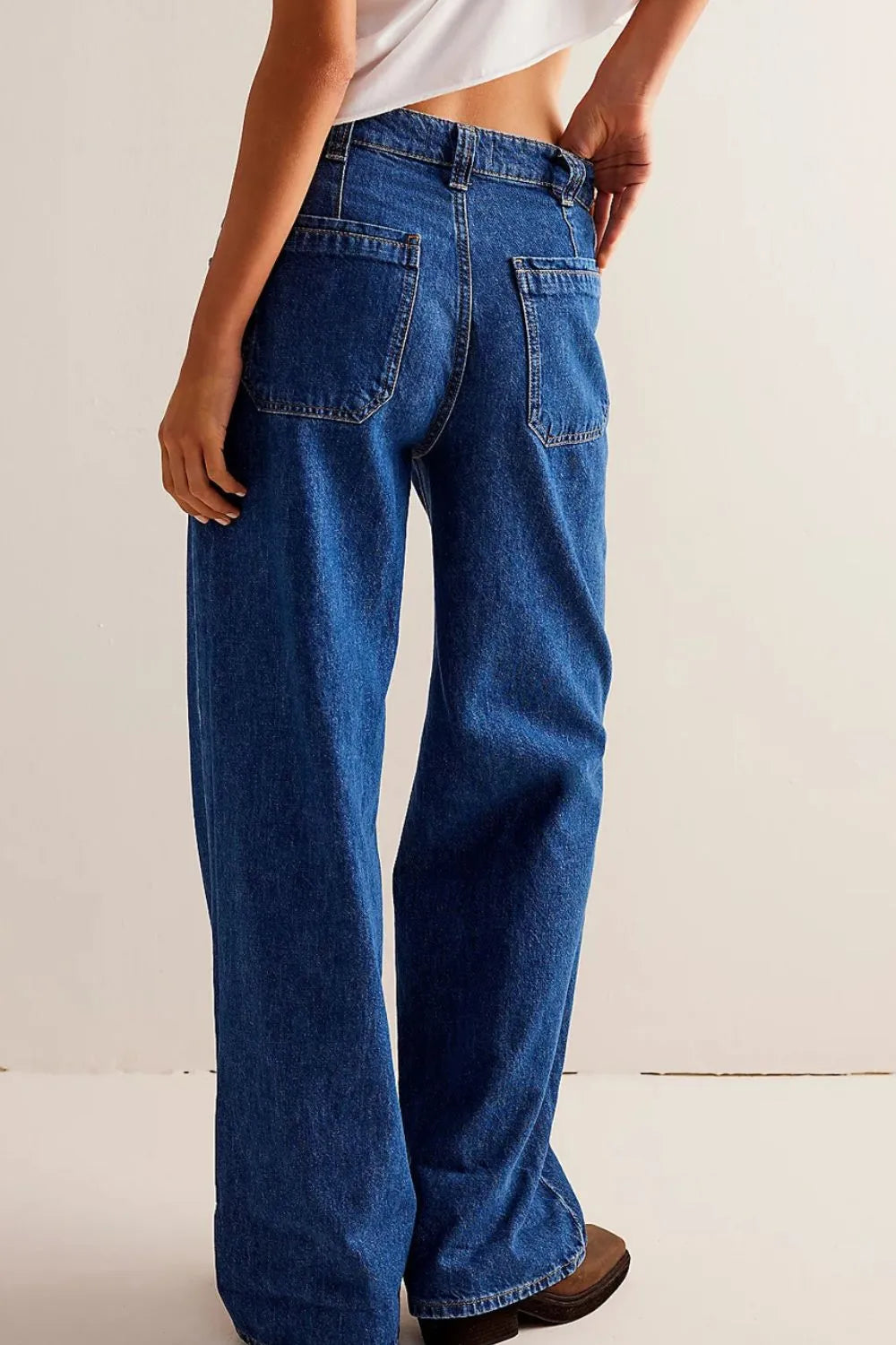 Jeans wide leg con bolsillos