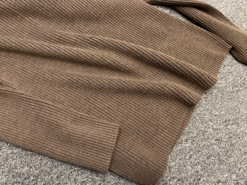 Suéter cuello diagonal