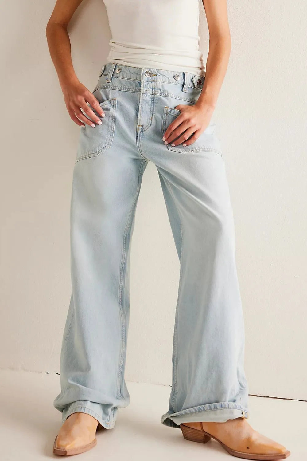 Jeans wide leg con bolsillos