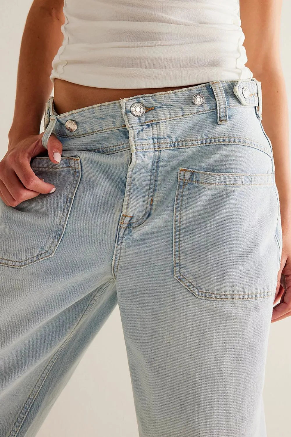 Jeans wide leg con bolsillos