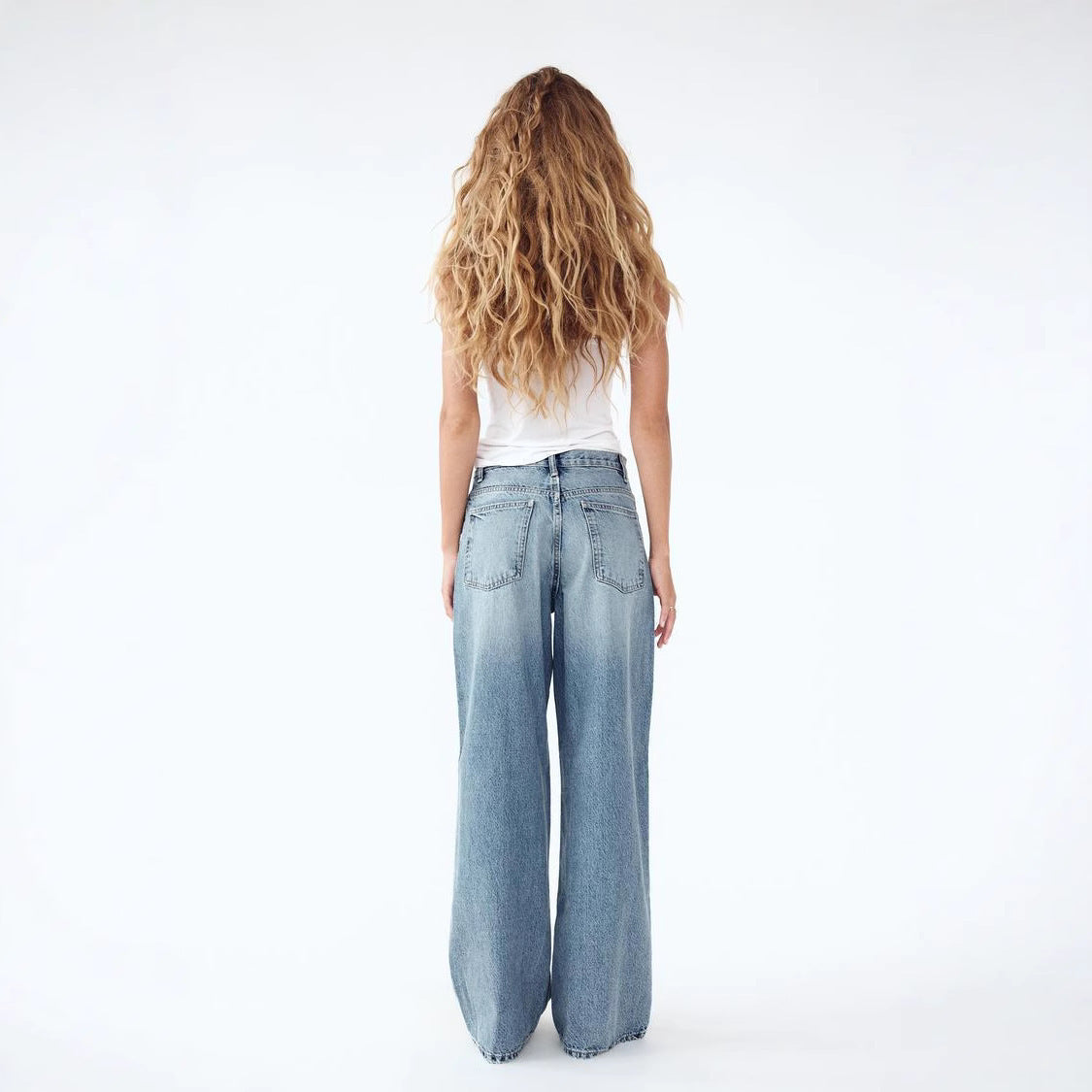 JEANS TIRO-ALTO ASIMÉTRICO
