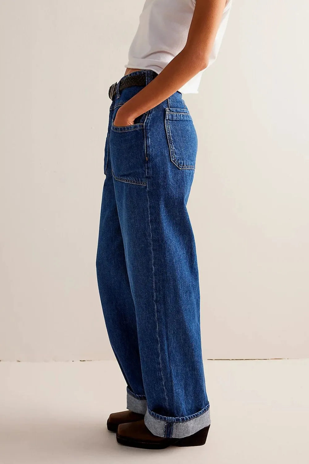 Jeans wide leg con bolsillos
