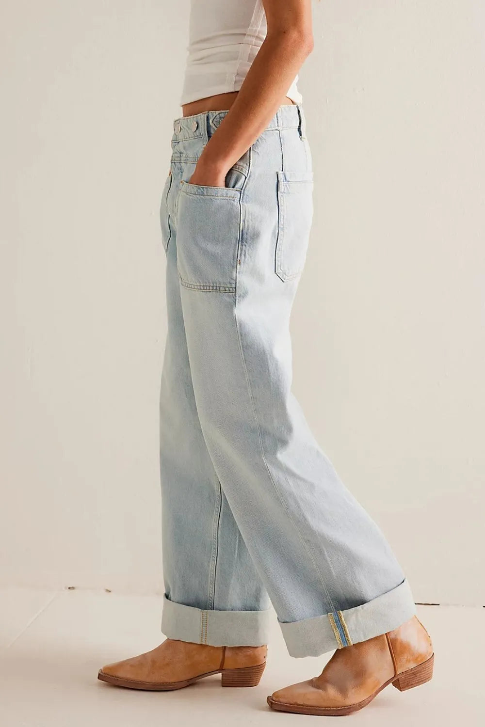 Jeans wide leg con bolsillos
