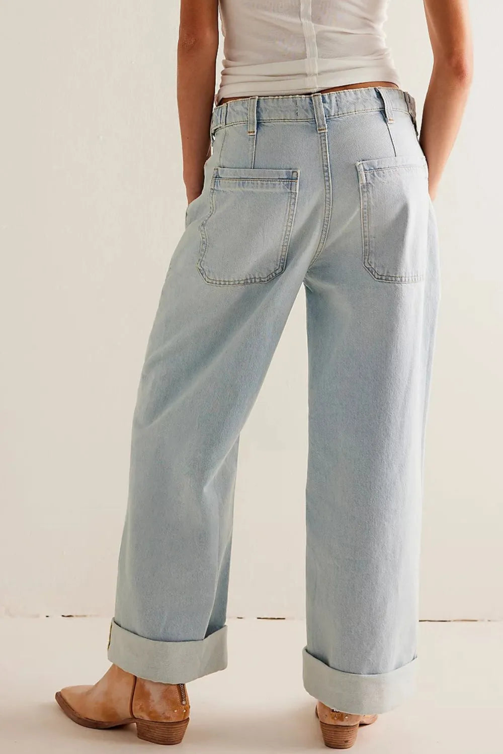 Jeans wide leg con bolsillos