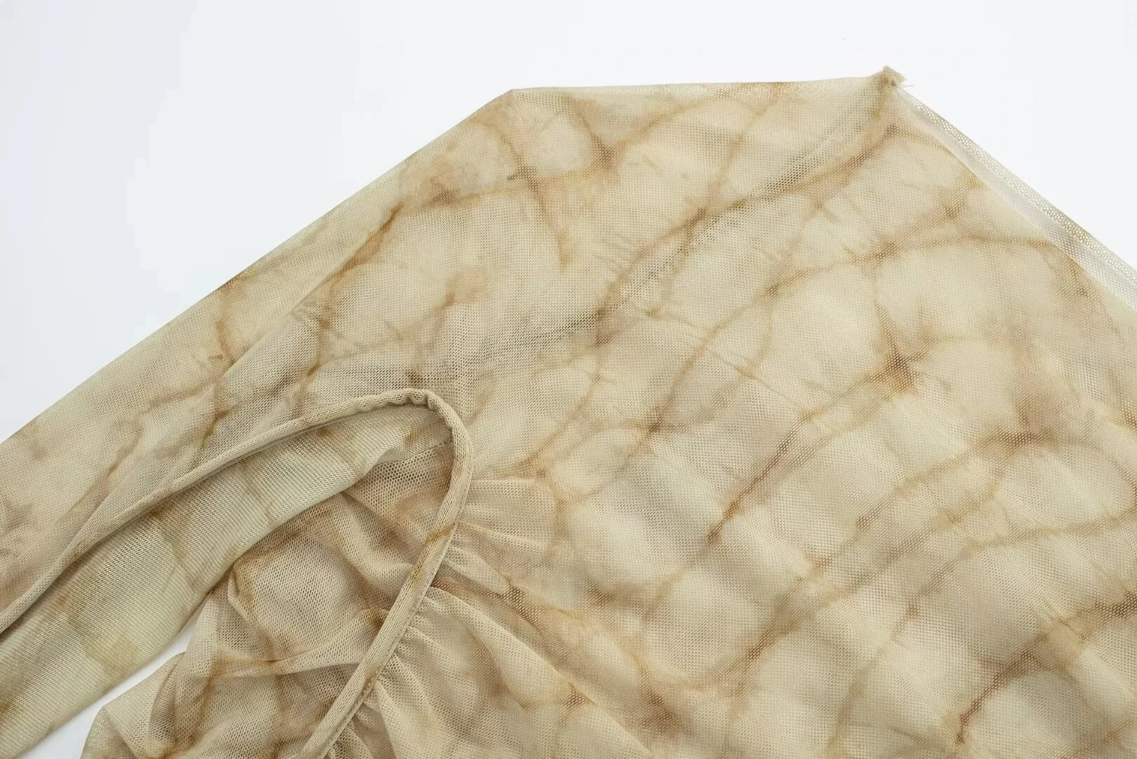 Camiseta manga asimétrica